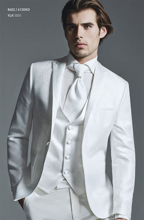 Белый костюм
 2024.04.19 00:26